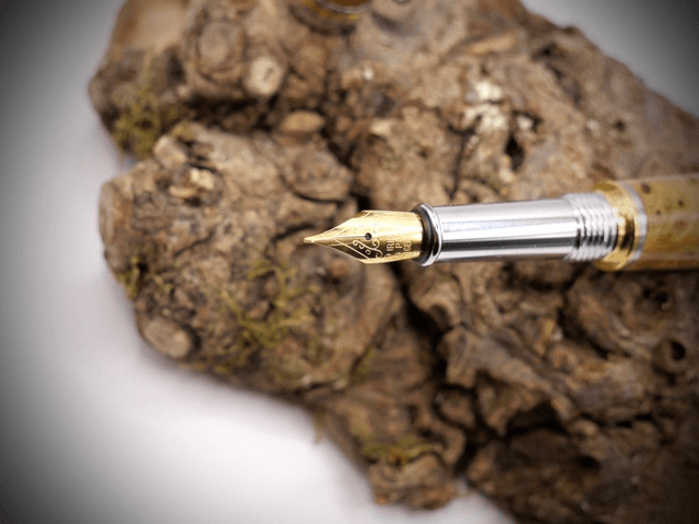 Stylo plume bague dorée 