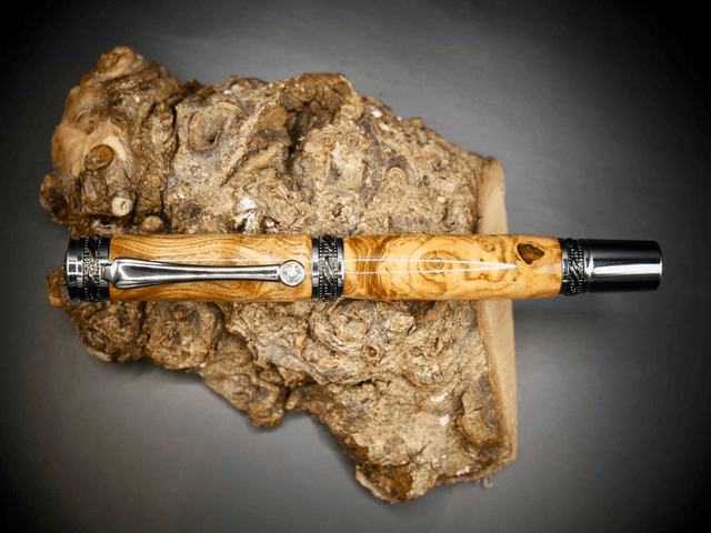 Stylo plume rhodium et titane Frêne Olivier